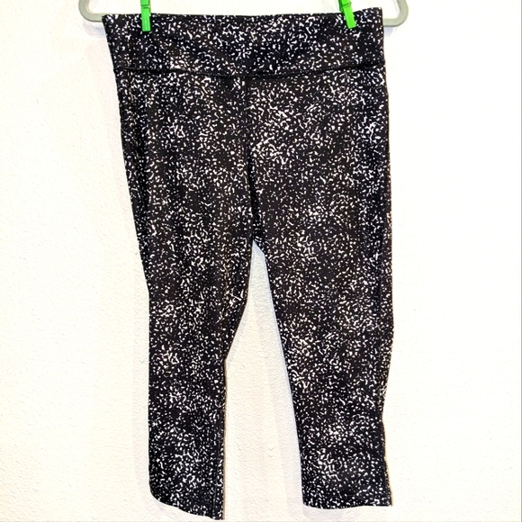 2 Pr Excursion Fitted Athletic Capris Sz Medium Black White Gray - Picture 4 of 7